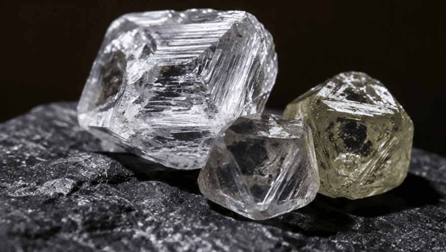 Diamants bruts angolais, cristaux octaédriques sur roche